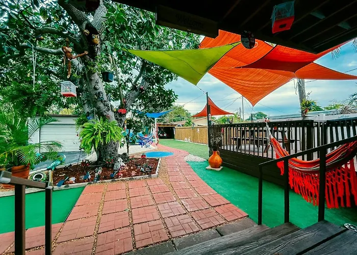 Hammocks & Mini-Golf! 10 Mins From Beach!