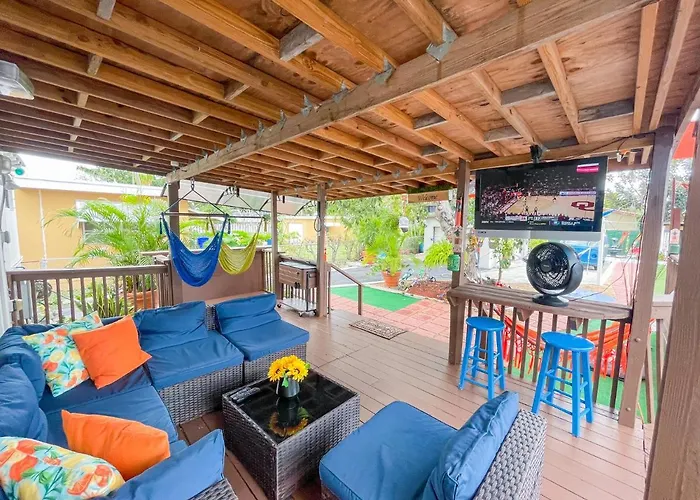 Hammocks & Mini-Golf! 10 Mins From Beach!