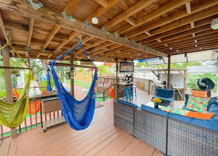 Hammocks & Mini-Golf! 10 Mins From Beach!