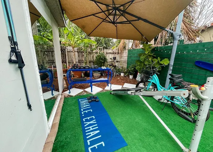 Hammocks & Mini-Golf! 10 Mins From Beach!