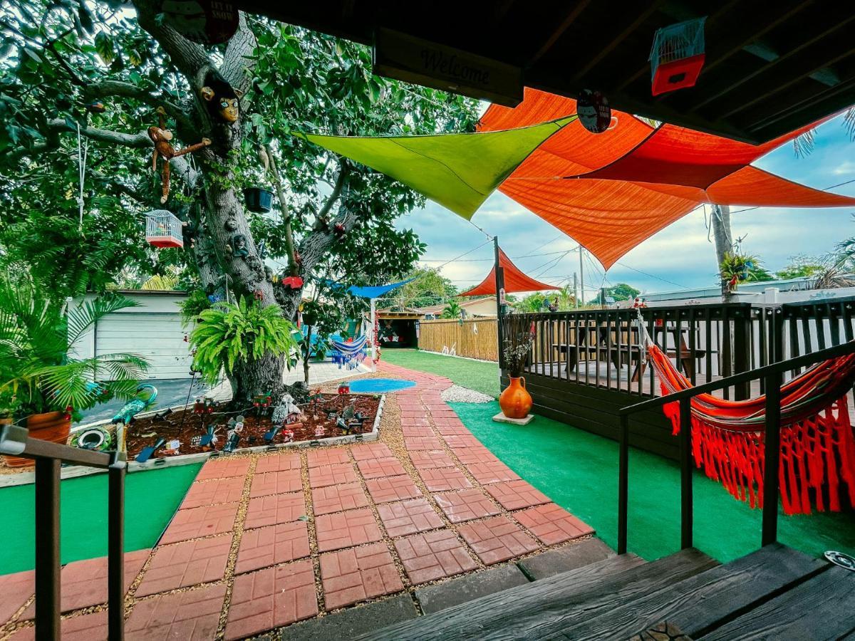 Hammocks & Mini-golf! 10 Mins From Beach! Holiday home