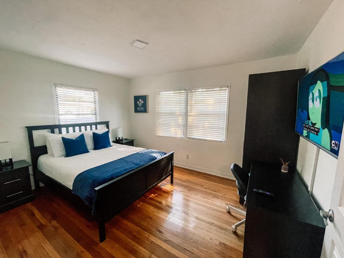 Hammocks & Mini-golf! 10 Mins From Beach! Hollywood